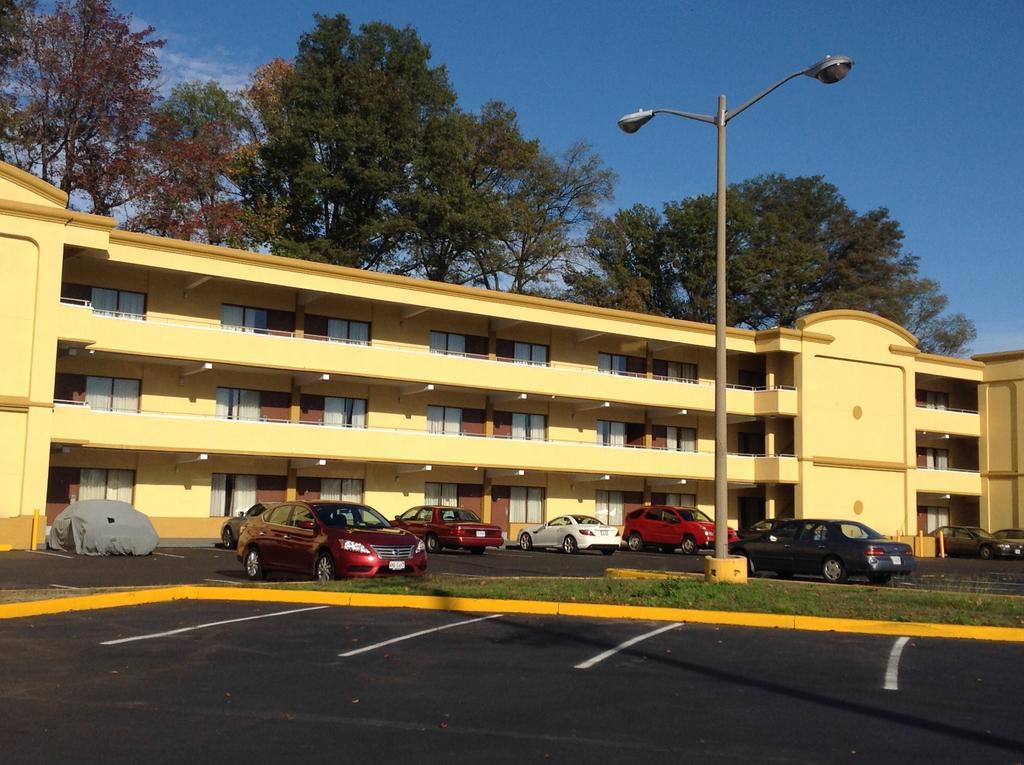 Diamond Inn & Suites Richmond Exterior photo